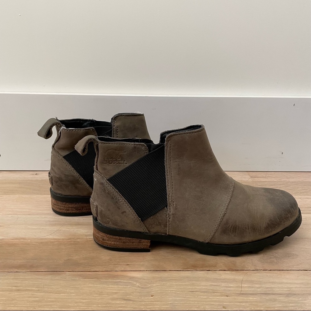 Sorel Emelie H20 Chelsea Boot leather size 7, color dark taupe